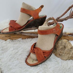 Groundhog twisted strap red orange leather sandals